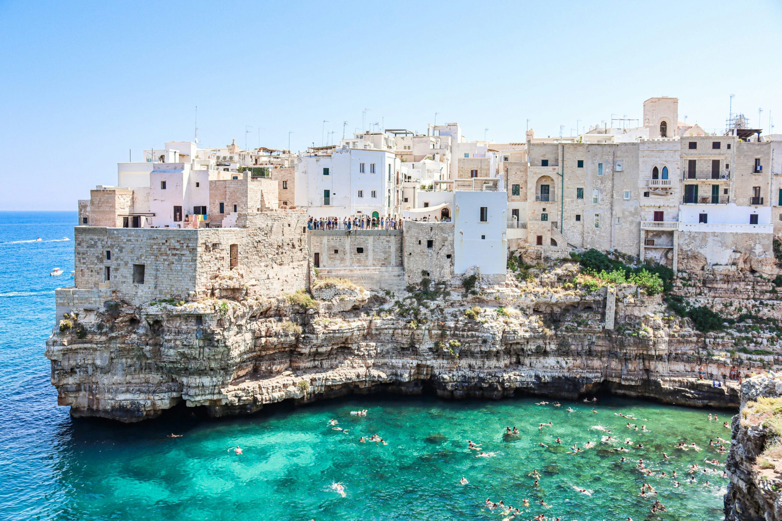Polignano a Mare sulla scogliera, Puglia